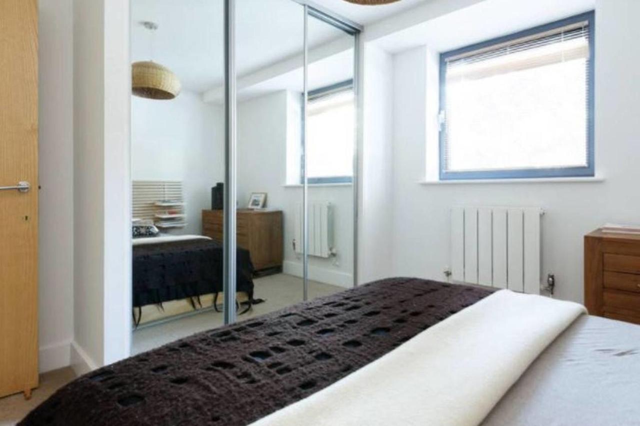 Peaceful Modern 2 Bedroom Flat With Water Views Лондон Екстер'єр фото