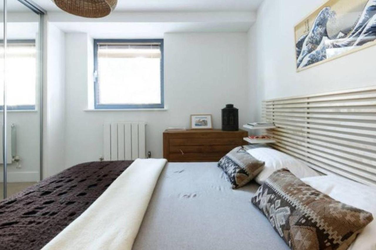 Peaceful Modern 2 Bedroom Flat With Water Views Лондон Екстер'єр фото