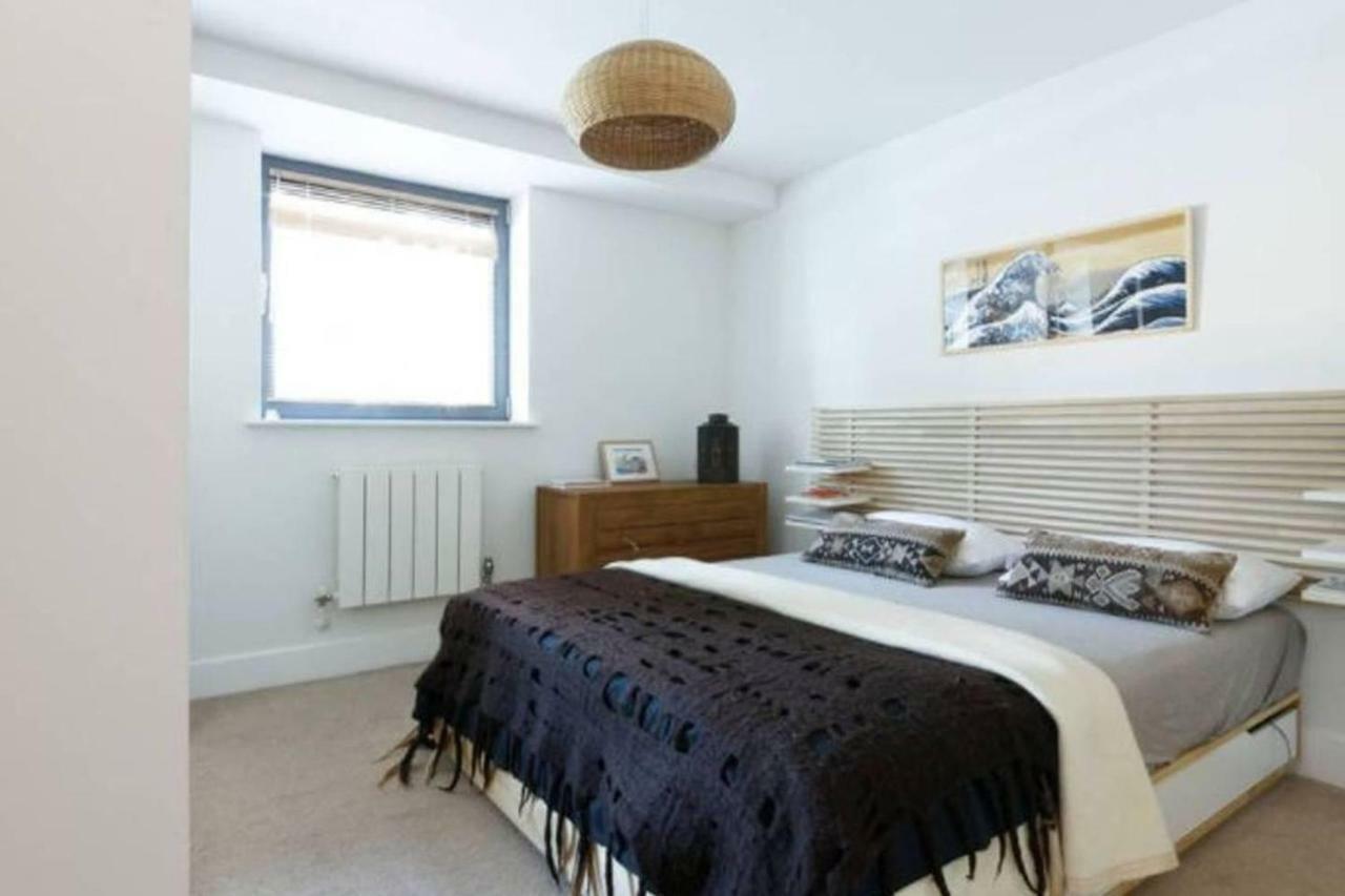 Peaceful Modern 2 Bedroom Flat With Water Views Лондон Екстер'єр фото